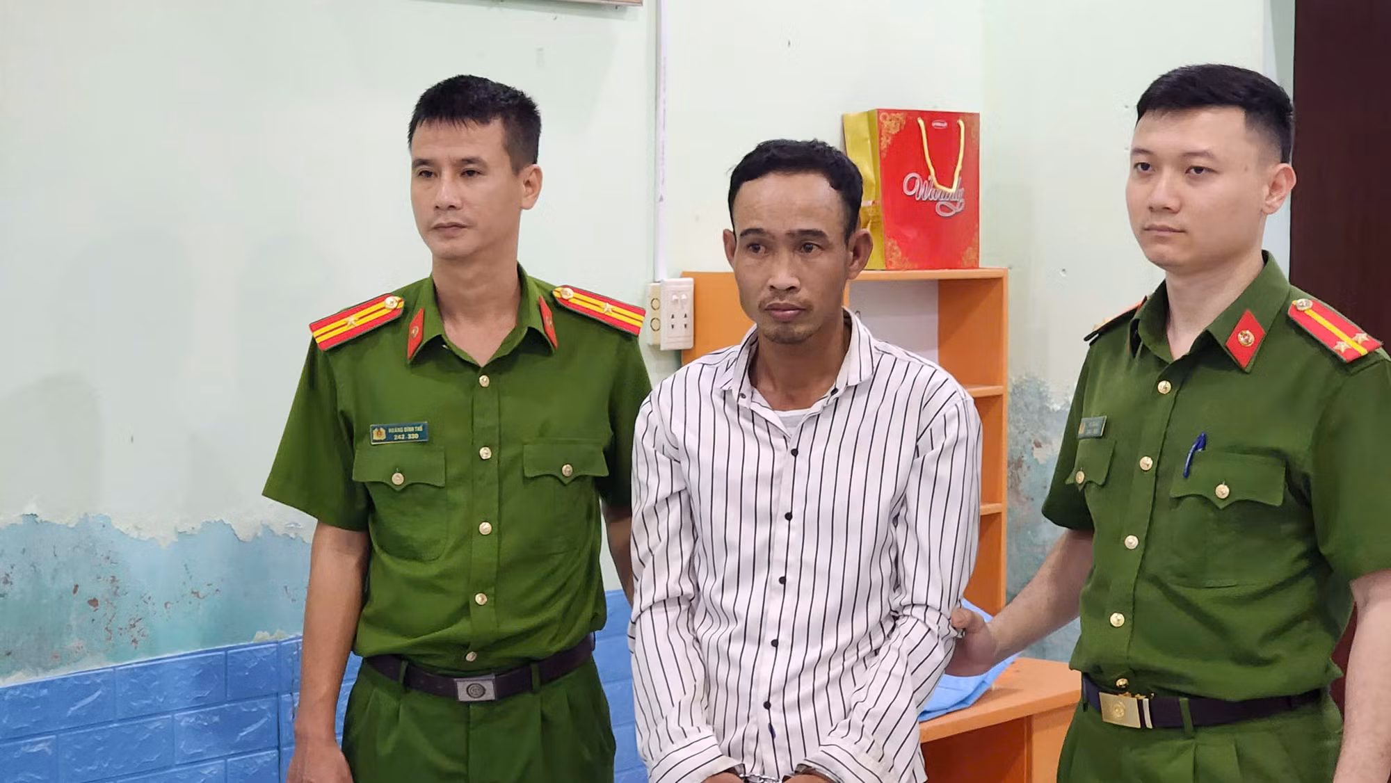 Bắt nóng đối tượng dùng rựa đe dọa, cướp điện thoại của người phụ nữ