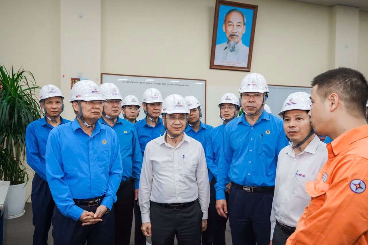 Tổng LĐLĐ Việt Nam thăm hỏi, động viên người lao động Công ty Cổ phần Nhiệt điện Quảng Ninh -0