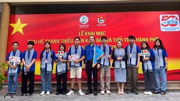 Thanh thiếu niên kiều bào tự hào 50 năm non sông liền một dải