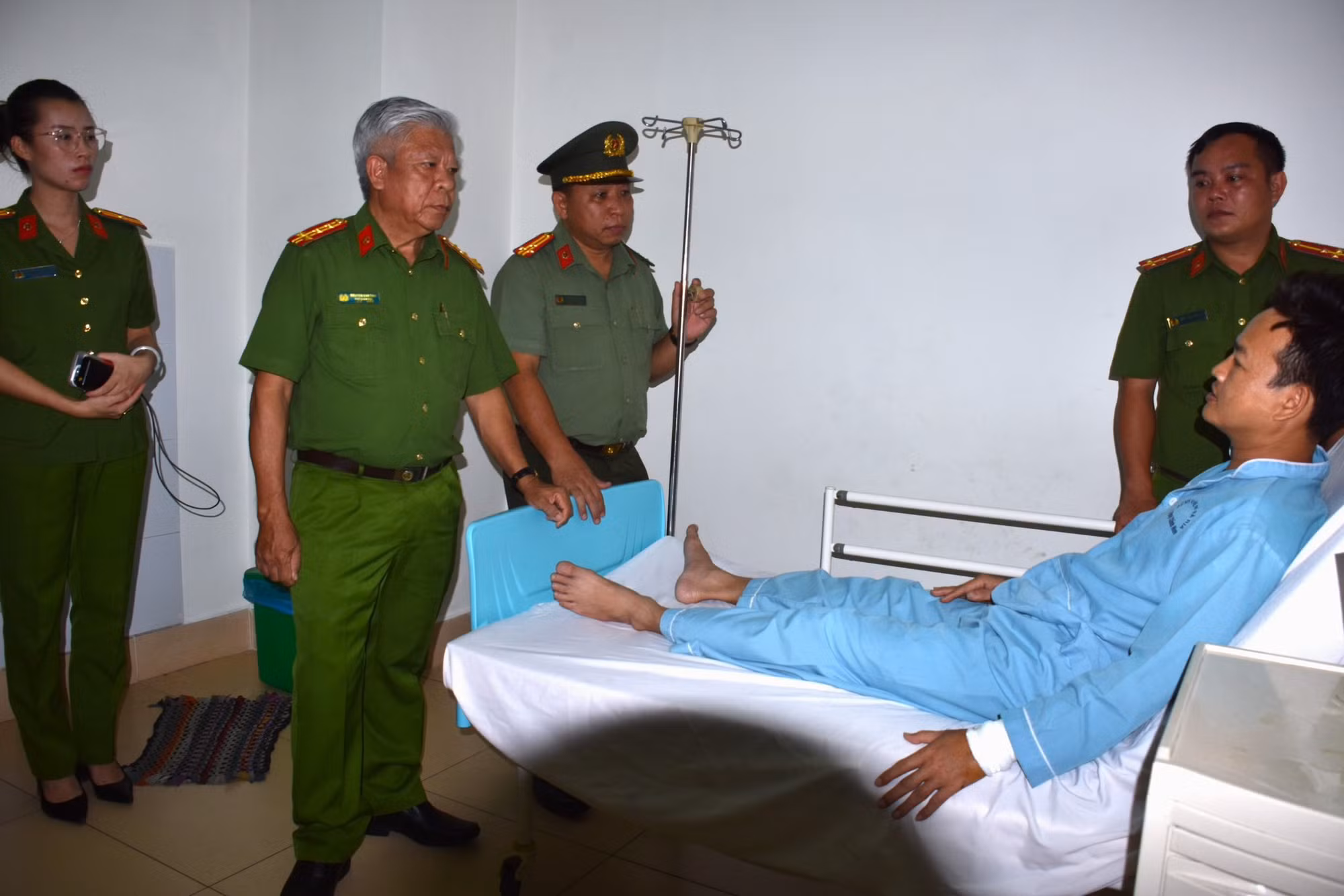 Ban giám đốc Công an Bà Rịa-Vũng Tàu thăm hỏi Cảnh sát khu vực bị thương khi làm nhiệm vụ -0