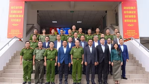 Phó Thủ tướng Campuchia thăm Trường Đại học CSND