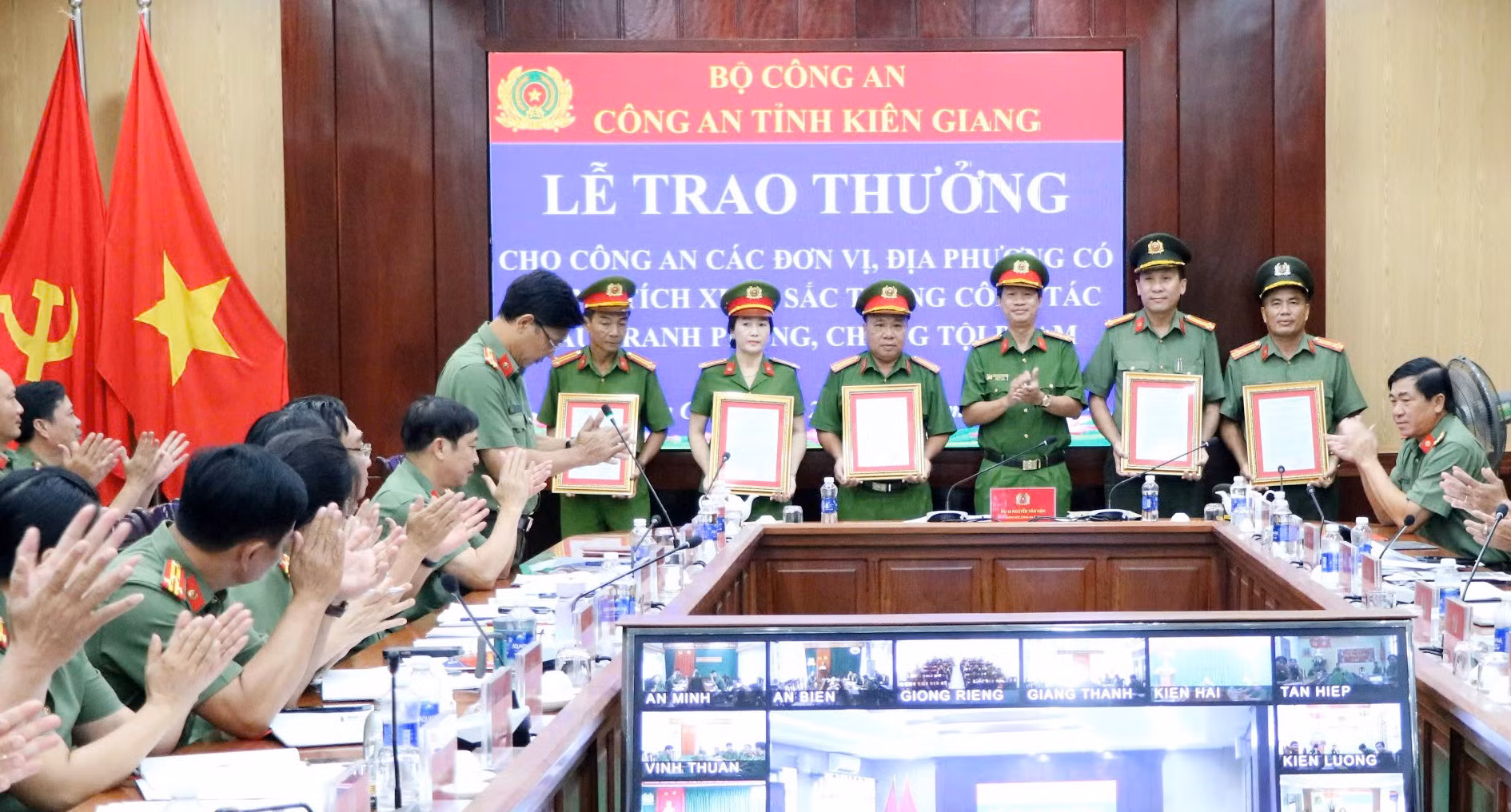 Công an tỉnh Kiên Giang trao thưởng các đơn vị xuất sắc trong đấu tranh phòng, chống tội phạm -0