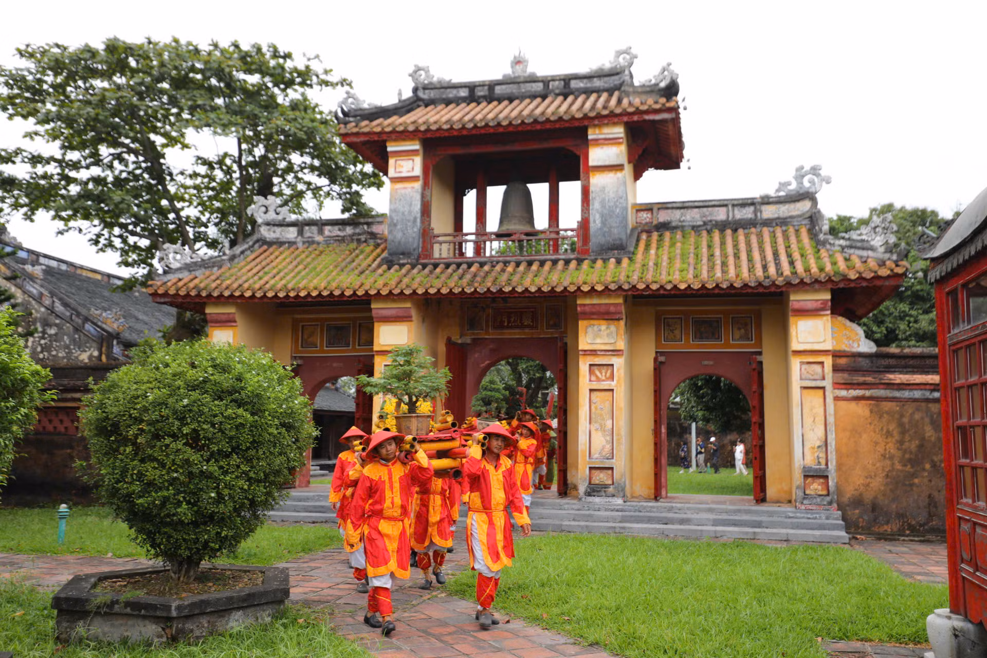 Ấn tượng nghi thức cung tiến phong lan, cây kiểng tại Đại Nội Huế -0