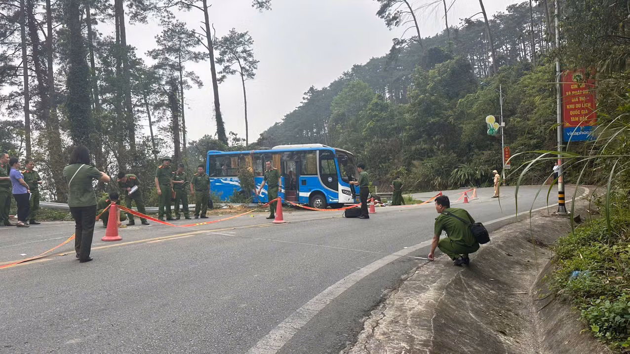 Thêm 1 nạn nhân tử vong trong vụ TNGT xe khách bị lật trên Tam Đảo -0