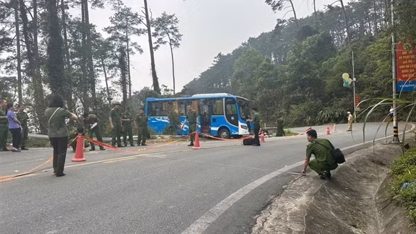 Thêm 1 nạn nhân tử vong trong vụ xe khách bị lật trên Tam Đảo