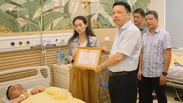 Lãnh đạo Công an TP Hà Nội thăm, động viên CBCS bị thương
