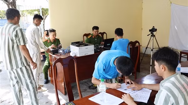 Thu nhận hồ sơ cấp căn cước cho 67 phạm nhân Trại giam Định Thành