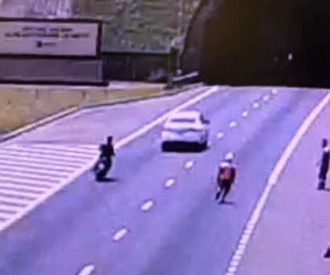 Điều khiển xe máy không đội mũ bảo hiểm chạy qua hầm Hải Vân -0