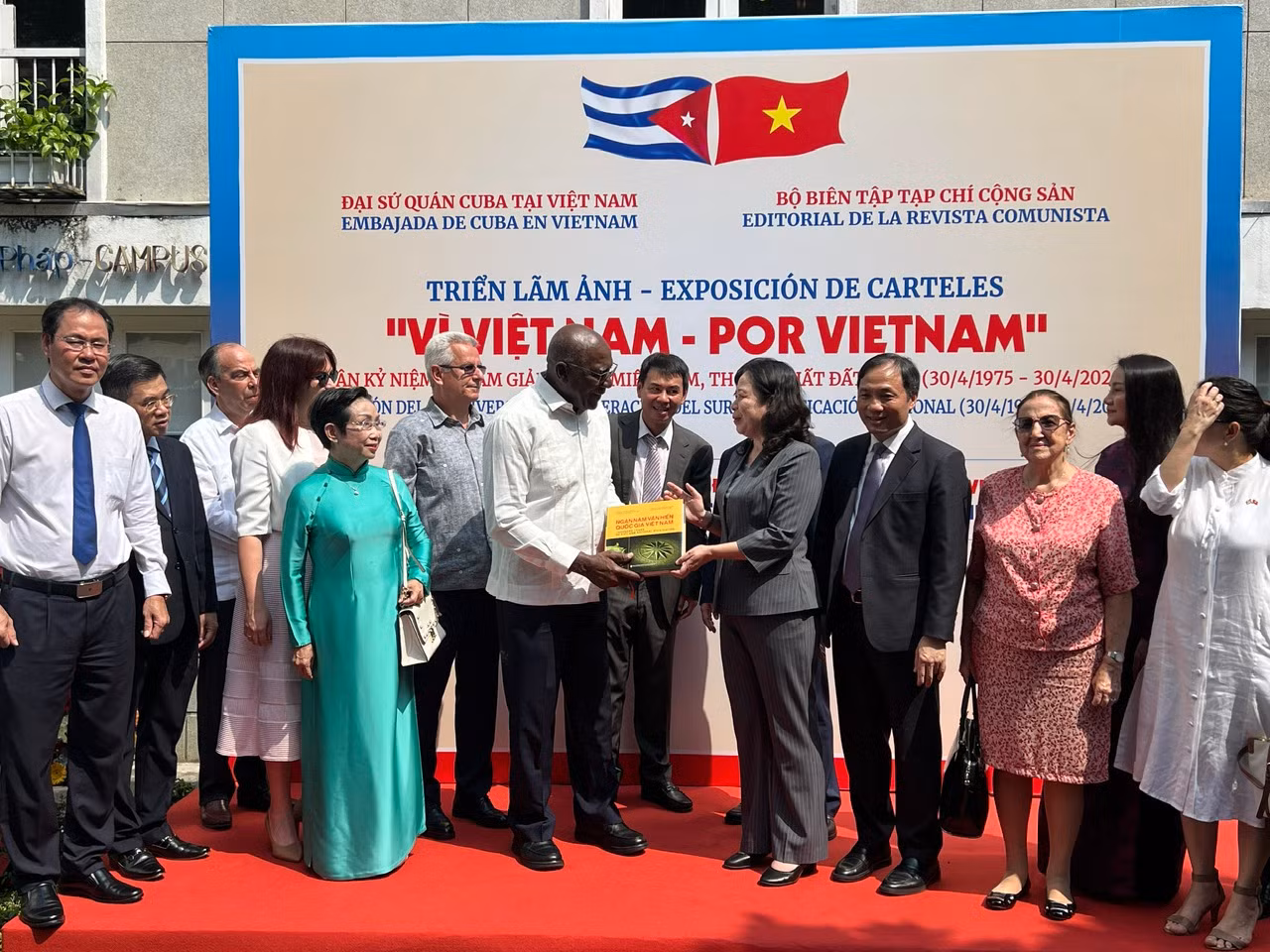 Triển lãm ảnh “Vì Việt Nam - Por Vietnam” -0