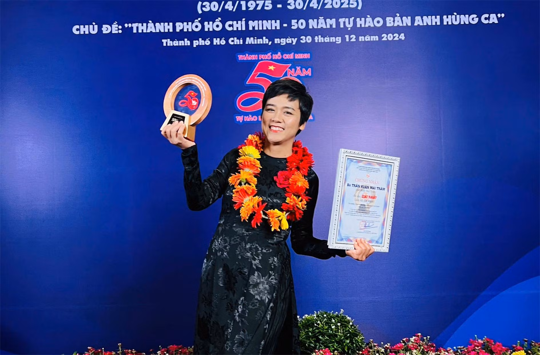 1 nhac si mai tram nhan giai.jpg -0