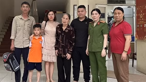 Công an xã tìm người thân cho cụ bà đi lạc