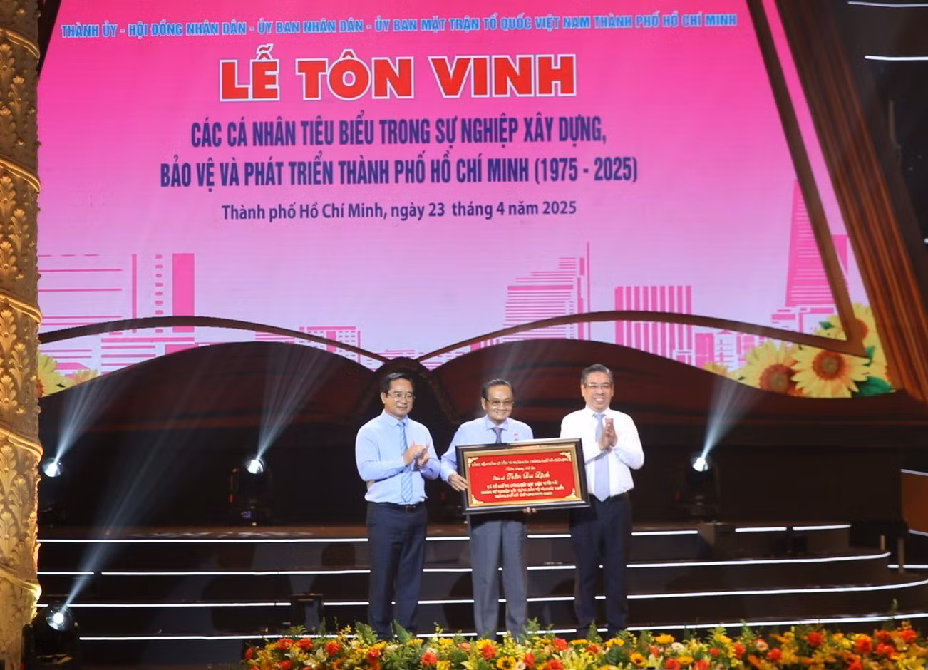 TP Hồ Chí Minh tôn vinh 60 cá nhân tiêu biểu trong sự nghiệp xây dựng, bảo vệ và phát triển thành phố -2