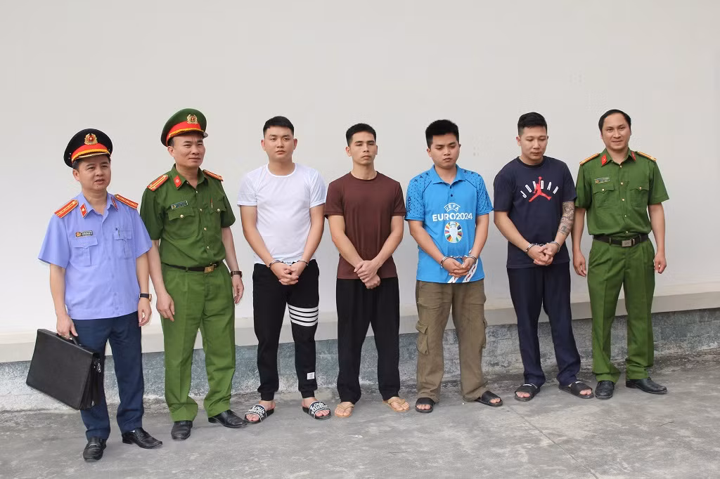 Thủ đoạn của 4 đối tượng sản xuất 3.500 tấn giá đỗ ngâm hóa chất -0