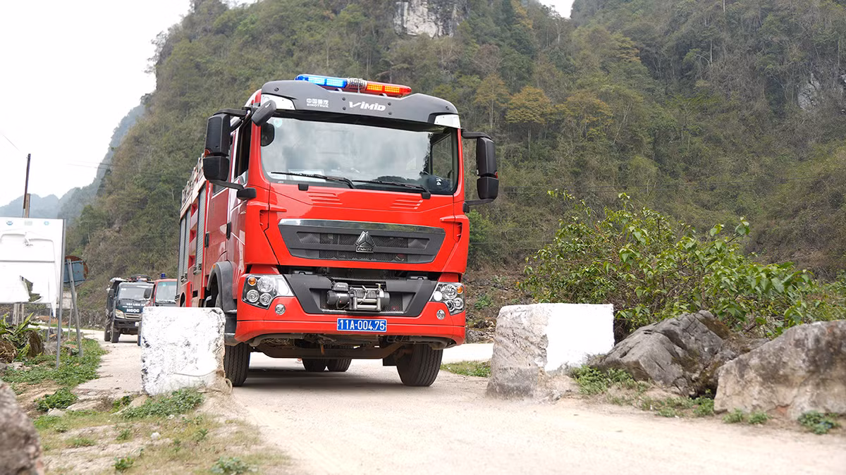 Lặng thầm những bước chân chở nước lên non -0
