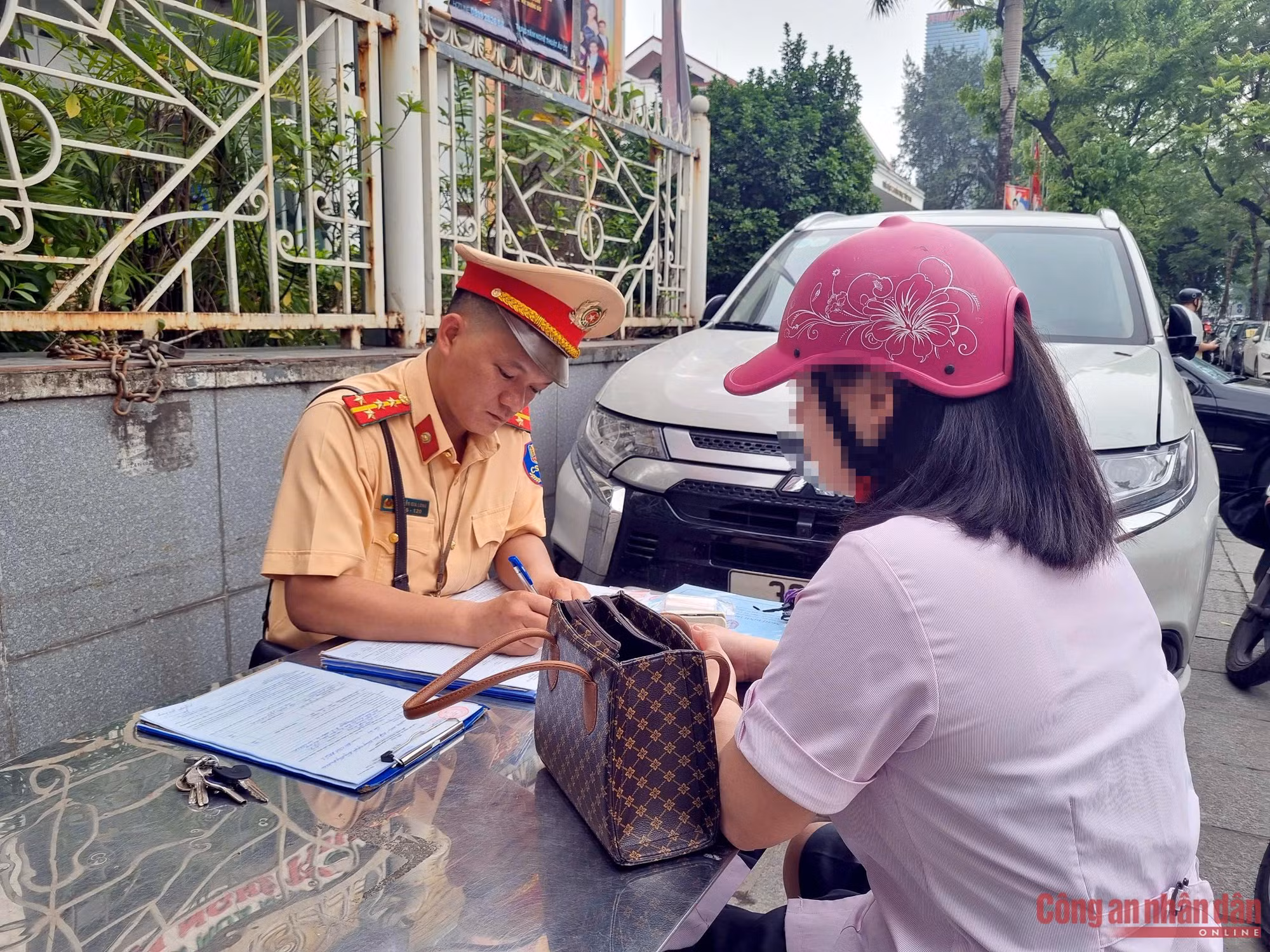 Xử lý mạnh hành vi đi&nbsp;ngược chiều, chạy xe máy lên vỉa hè và vượt đèn đỏ -1