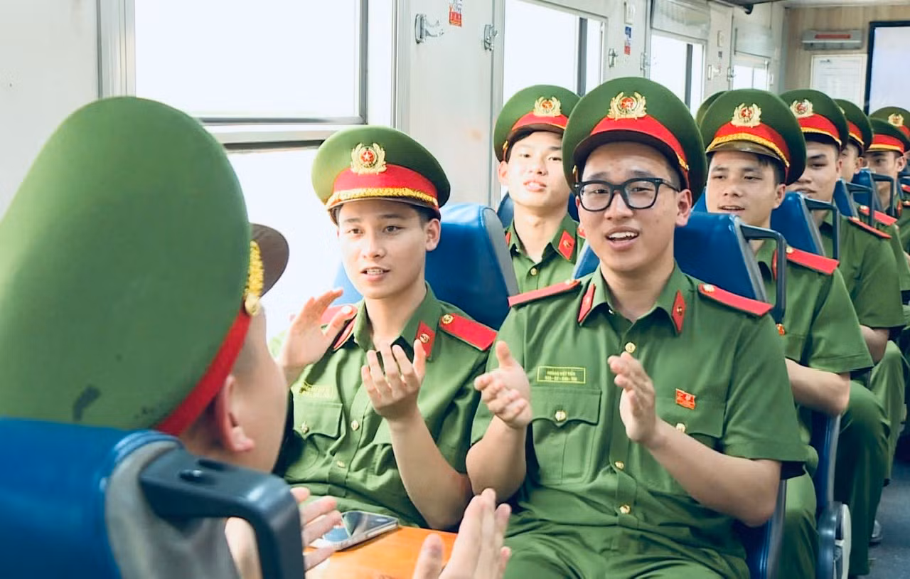 Đoàn Nghệ thuật Trống hội Học viện Cảnh sát nhân dân đặt chân lên TP mang tên Bác -2