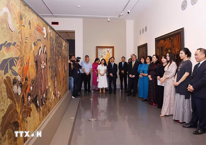 Phu nhân Ngô Phương Ly và Phó Chủ tịch Quỹ Heydar Aliyev tham quan Bảo tàng Mỹ thuật Việt Nam -0