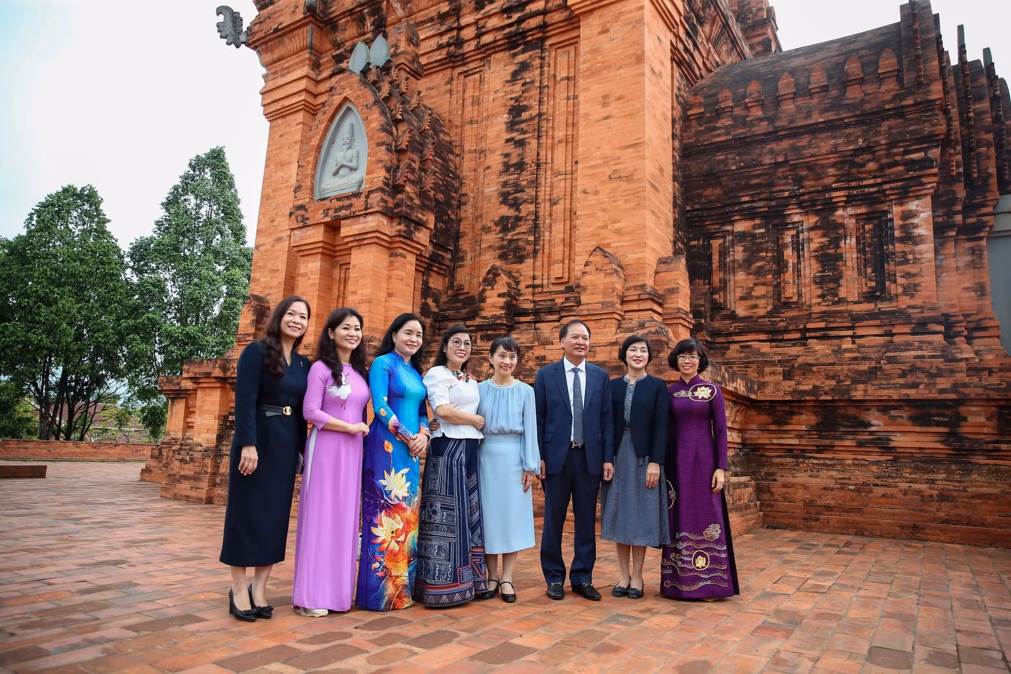 Phu nhân Thủ tướng Việt Nam và Nhật Bản thăm Làng Văn hóa - Du lịch các dân tộc Việt Nam -8