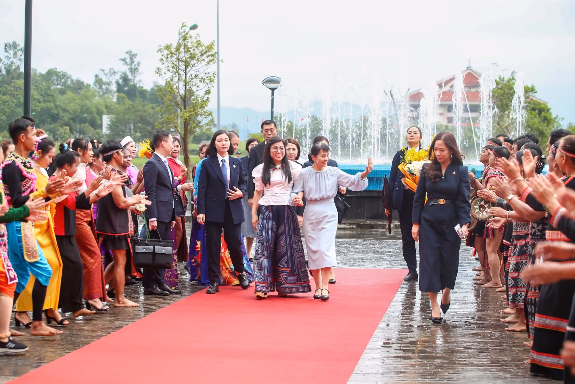 Phu nhân Thủ tướng Việt Nam và Nhật Bản thăm Làng Văn hóa - Du lịch các dân tộc Việt Nam -0