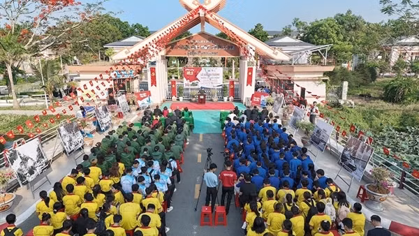 Trường Đại học Cửu Long khánh thành “Đường cờ chiến thắng”