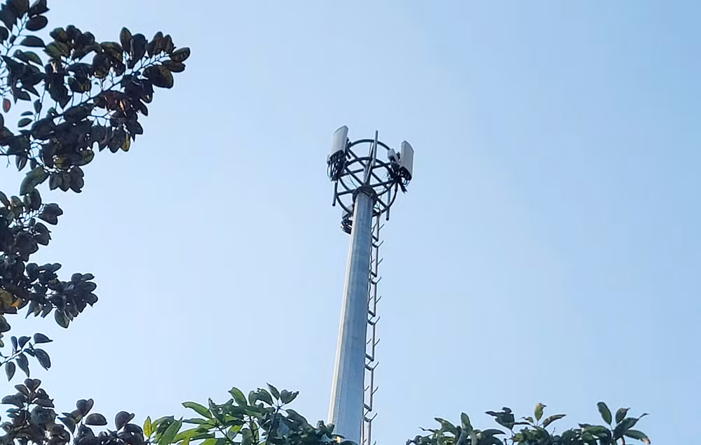 Núp bóng tài trợ cột điện chiếu sáng đa năng để lắp đặt chui trạm phát sóng? -0