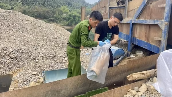 Bức xúc hoạt động khai thác cát sỏi lòng sông Gâm tận thu vàng sa khoáng