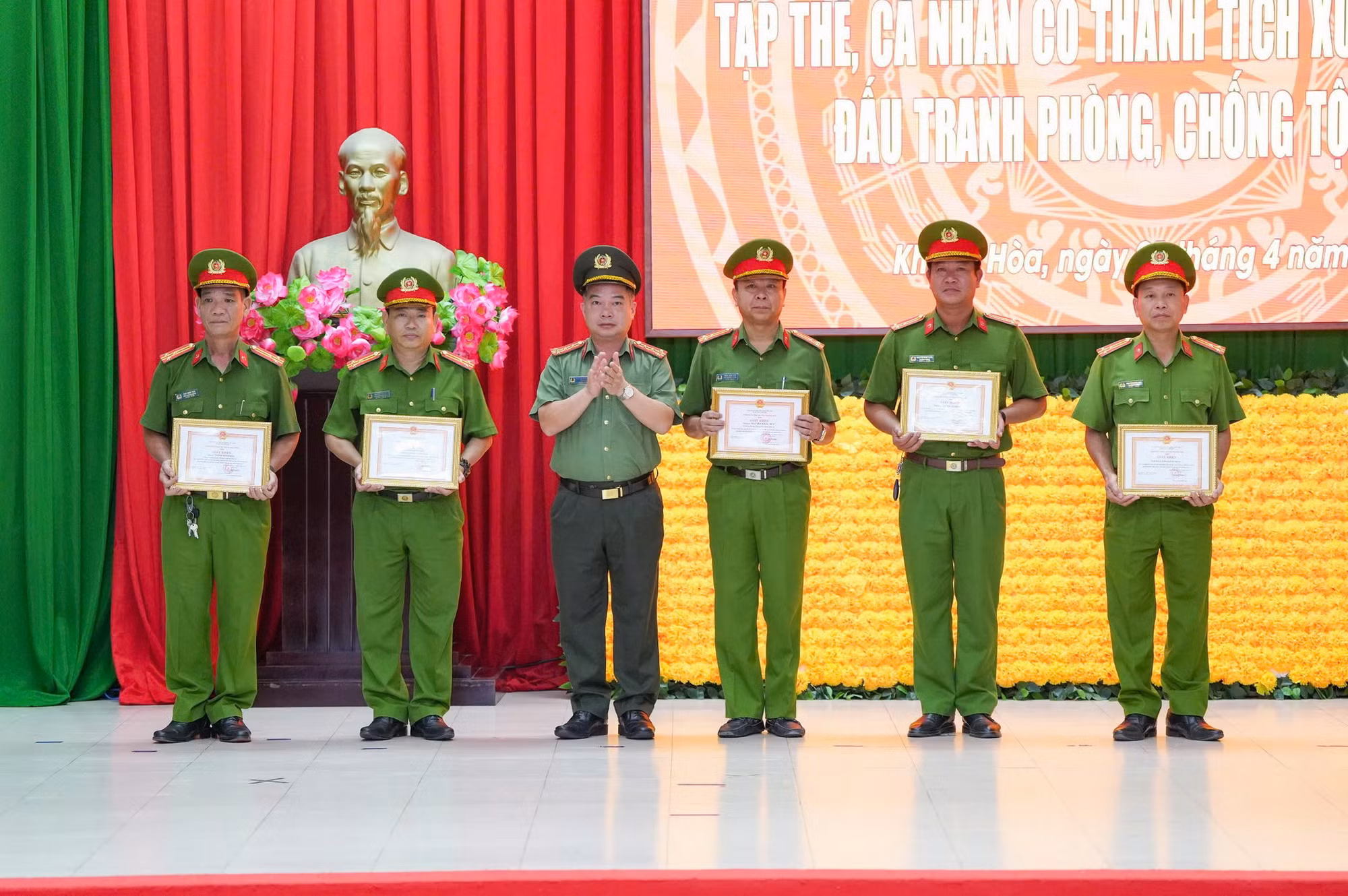 Khen thưởng các tập thể, cá nhân truy nóng, bắt nhanh hung thủ giết người cướp của ở Khánh Hòa -0