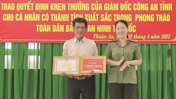 Khen thưởng tài xế xe ôm mưu trí chở đối tượng giết người vào trụ sở Công an
