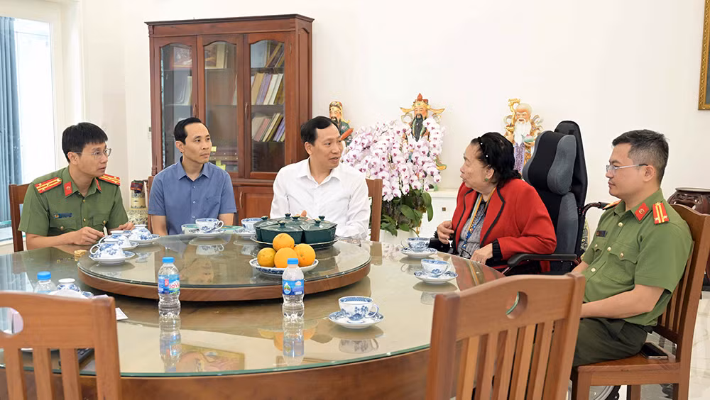 Thứ trưởng Lê Văn Tuyến thăm hỏi, tri ân gia đình các đồng chí cố lãnh đạo Bộ Công an -0