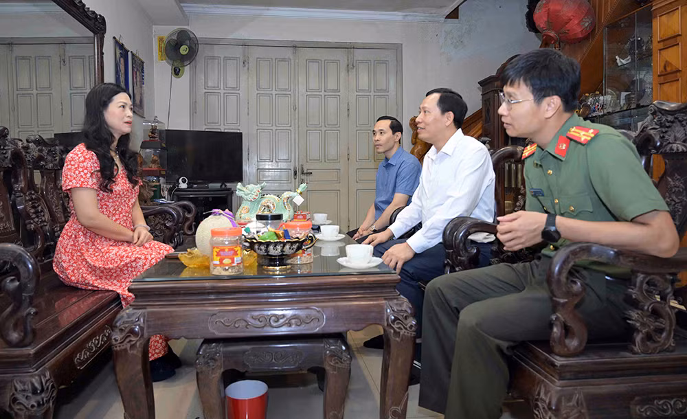 Thứ trưởng Lê Văn Tuyến thăm hỏi, tri ân gia đình các đồng chí cố lãnh đạo Bộ Công an -0