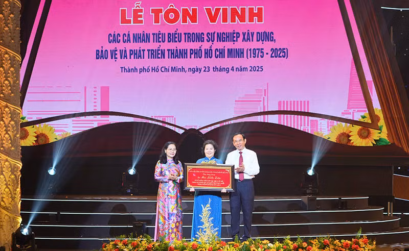 Anh hùng Mai Kiều Liên được vinh danh cá nhân tiêu biểu dịp 50 năm thống nhất đất nước -0