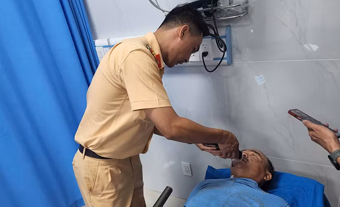 Tài xế xe chở học sinh nói gì về vụ lật xe khiến nhiều người bị thương?! -0