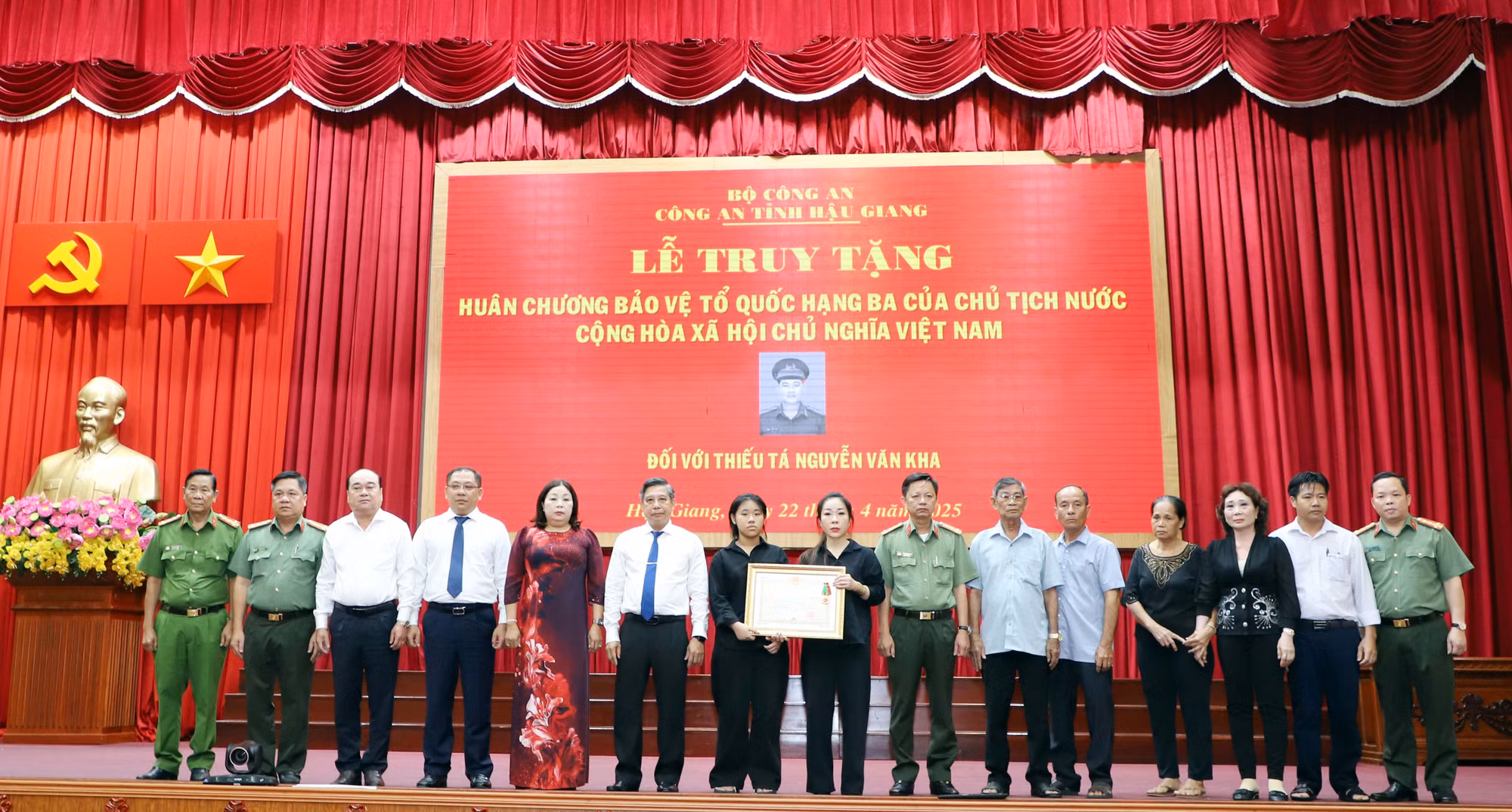 Truy tặng Huân chương Bảo vệ Tổ quốc hạng Ba đối với Thiếu tá Nguyễn Văn Kha -1
