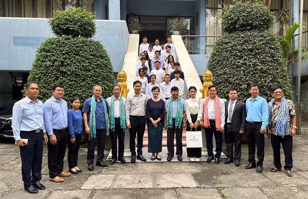 Tập đoàn Phượng Hoàng trao quà hỗ trợ sinh viên Campuchia tại Việt Nam -0