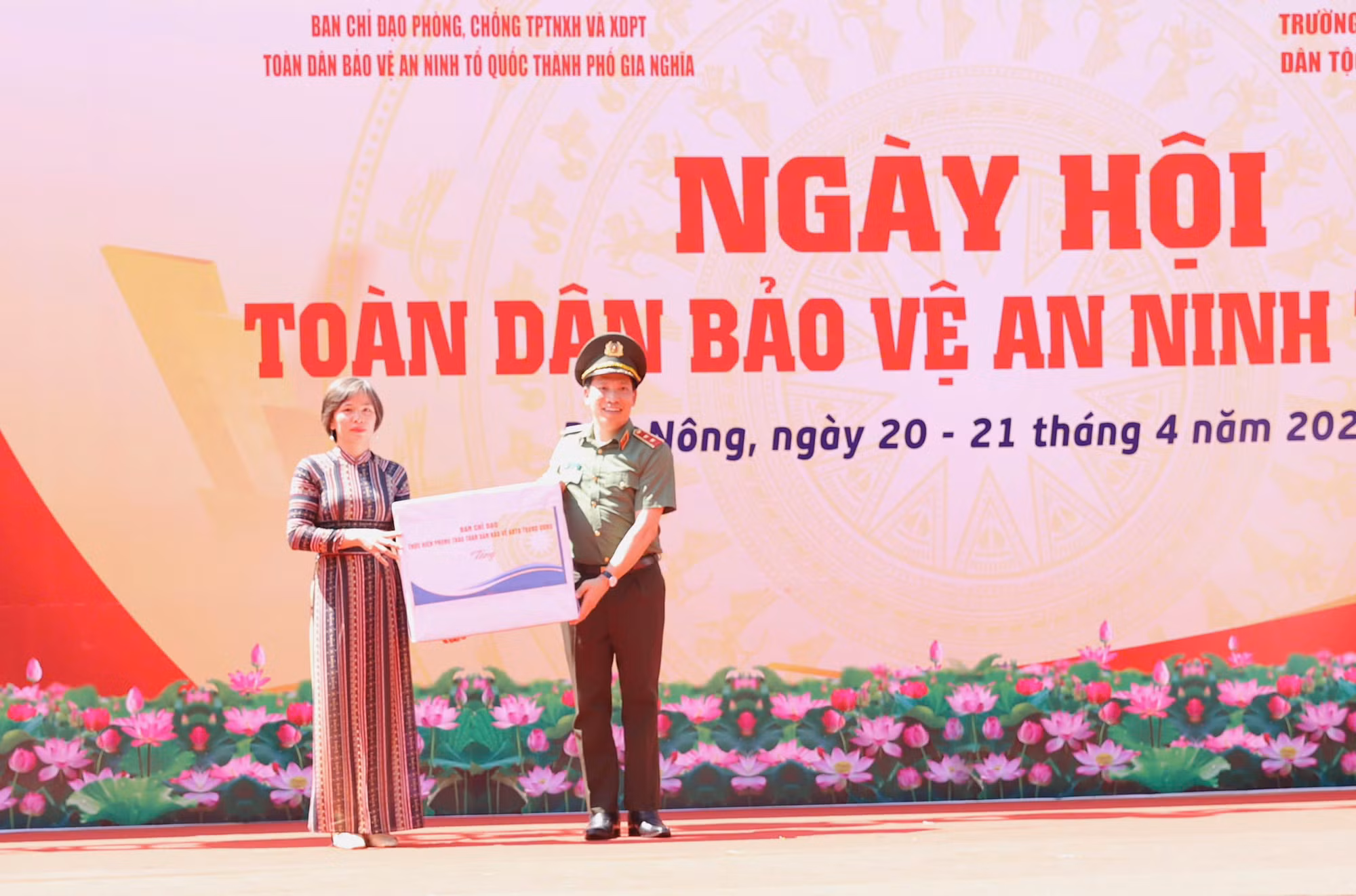 Thứ trưởng Lê Văn Tuyến dự Ngày hội toàn dân bảo vệ an ninh Tổ quốc tại Trường THPT Dân tộc nội trú N’Trang Lơng -0