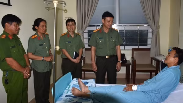 Thăm hỏi cán bộ Cảnh sát khu vực bị thương khi truy bắt tội phạm