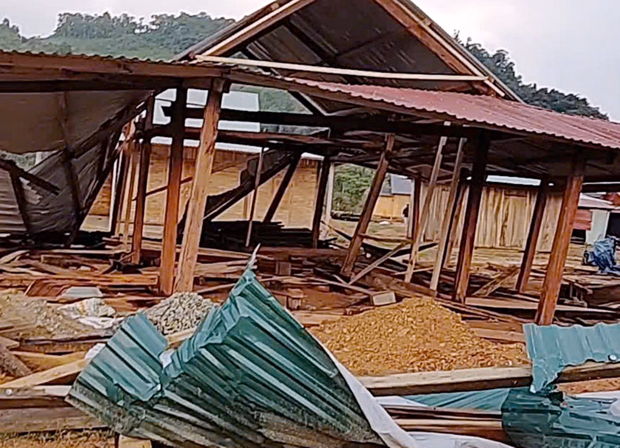 Gió mạnh, mưa đá làm sập, tốc mái 16 căn nhà ở biên giới Quảng Nam -0