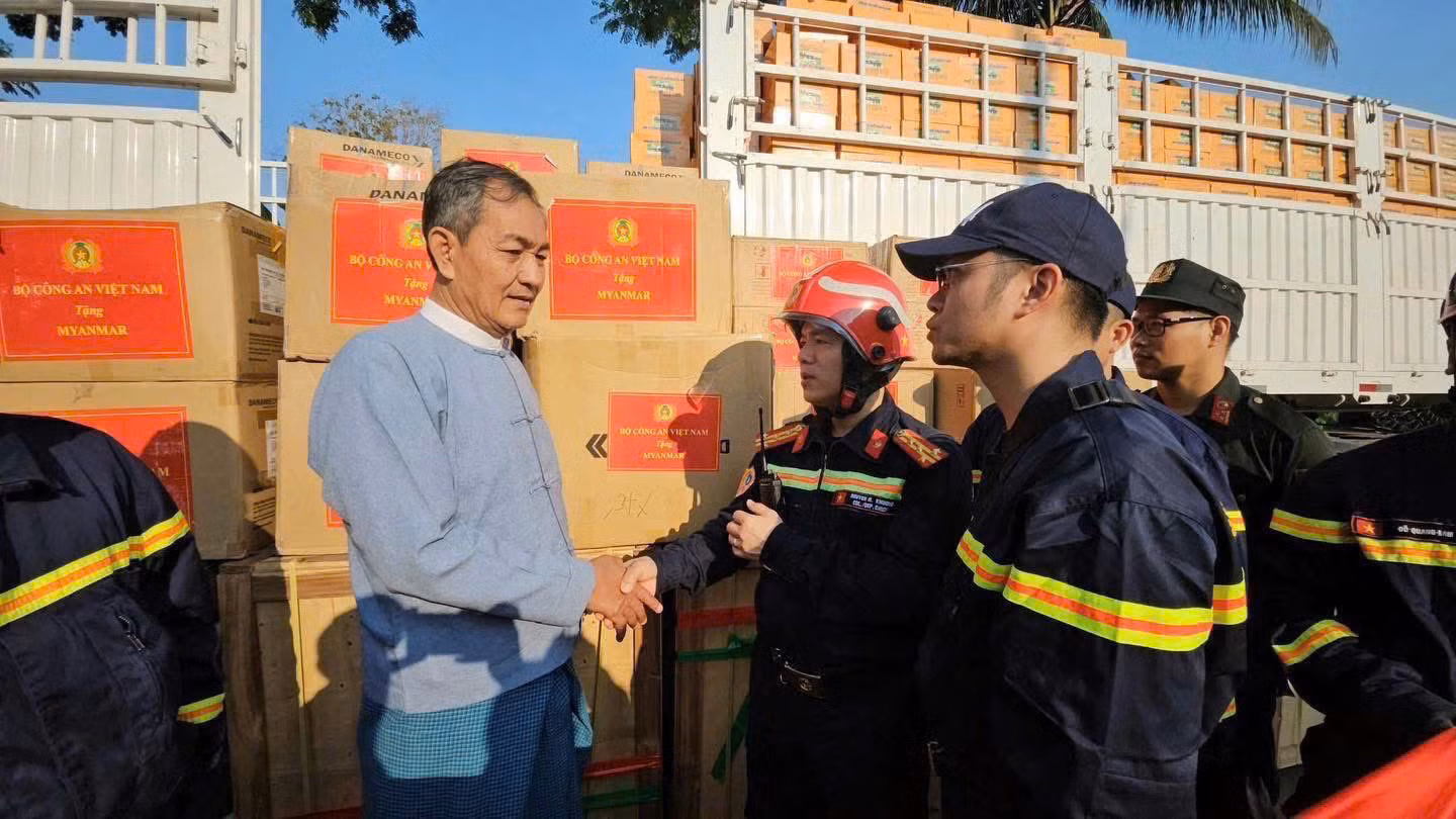 Những phút cân não giữa đống đổ nát ở Myanmar -0
