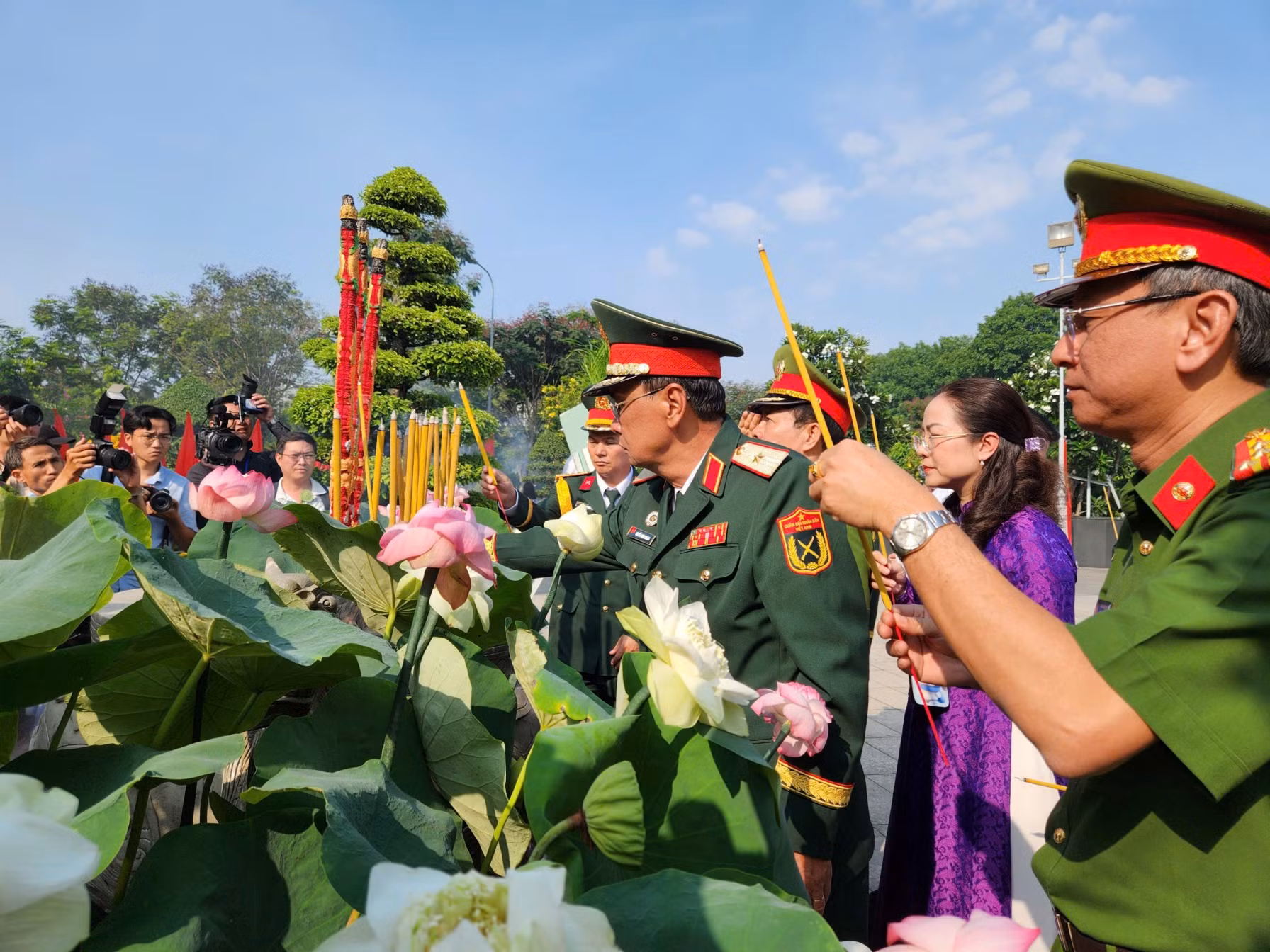 Lãnh đạo TP Hồ Chí Minh dâng hương tưởng niệm các Anh hùng Liệt sĩ -0