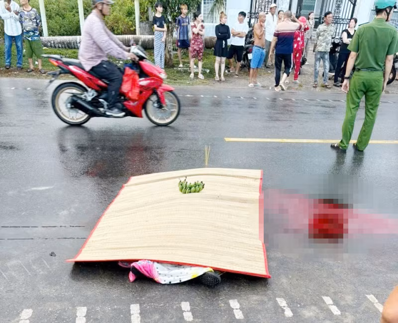 Vướng vào dây điện ngang đường, người đàn ông chạy xe máy tử vong -0