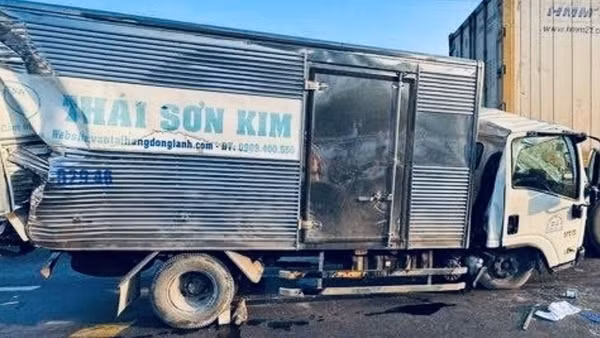 Phá cabin giải cứu tài xế mắc kẹt trong vụ va chạm dây chuyền ở cầu Phú Mỹ