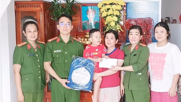 Lan tỏa yêu thương từ Đề án "Cùng em đến trường"