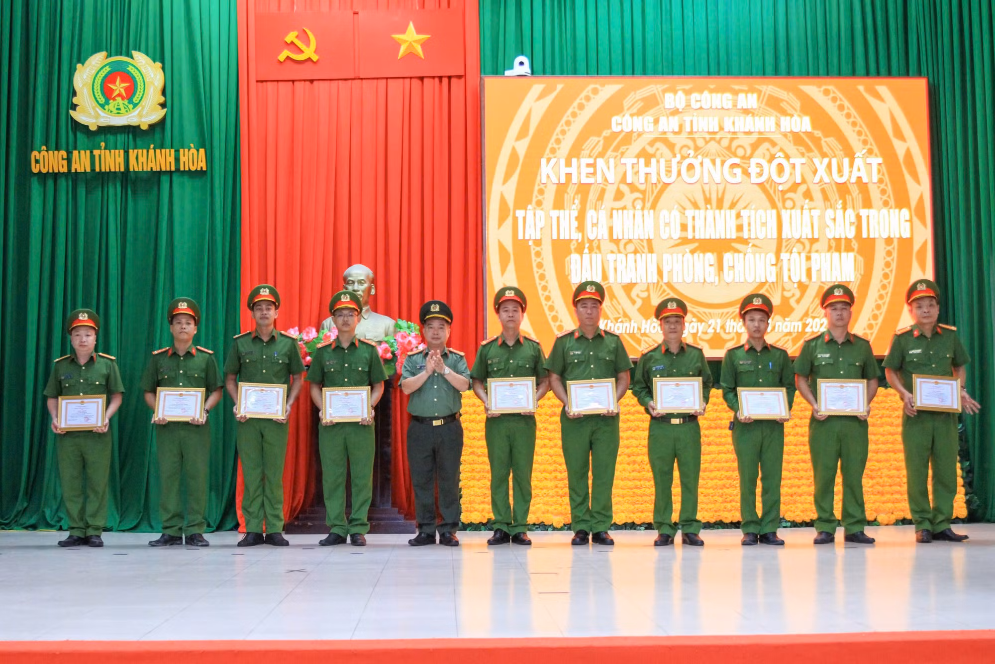 Khen thưởng các tập thể, cá nhân truy nóng, bắt nhanh hung thủ giết người cướp của ở Khánh Hòa -0
