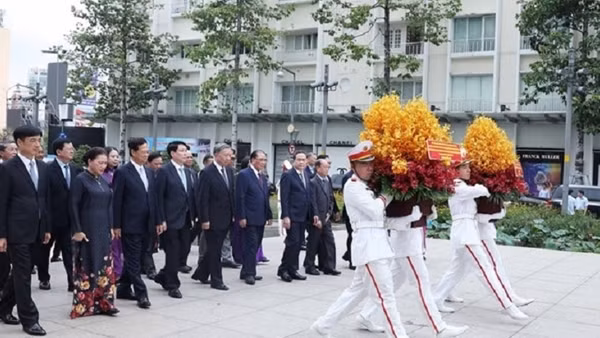 Lãnh đạo Đảng, Nhà nước dâng hương tưởng nhớ Chủ tịch Hồ Chí Minh và Chủ tịch Tôn Đức Thắng