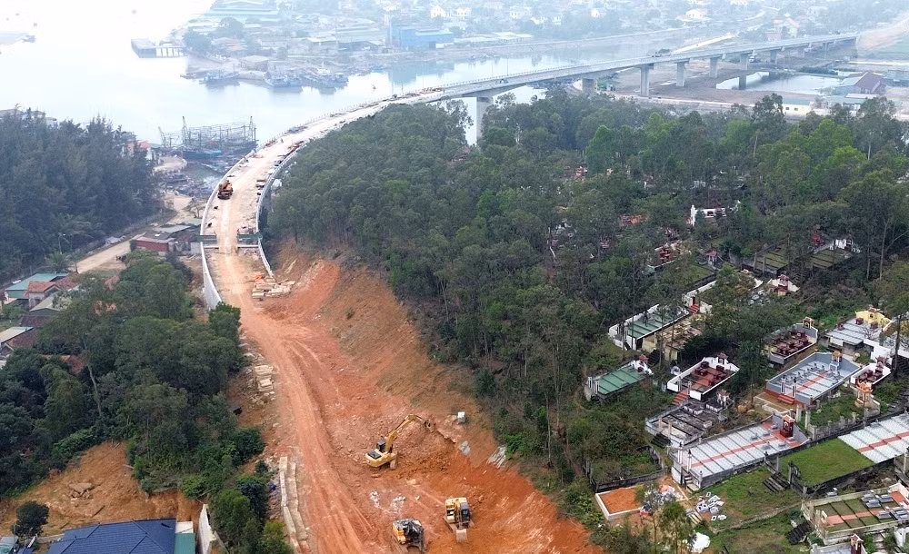 Thi công đường ven biển theo kiểu “nhảy cóc” vì vướng mặt bằng -0