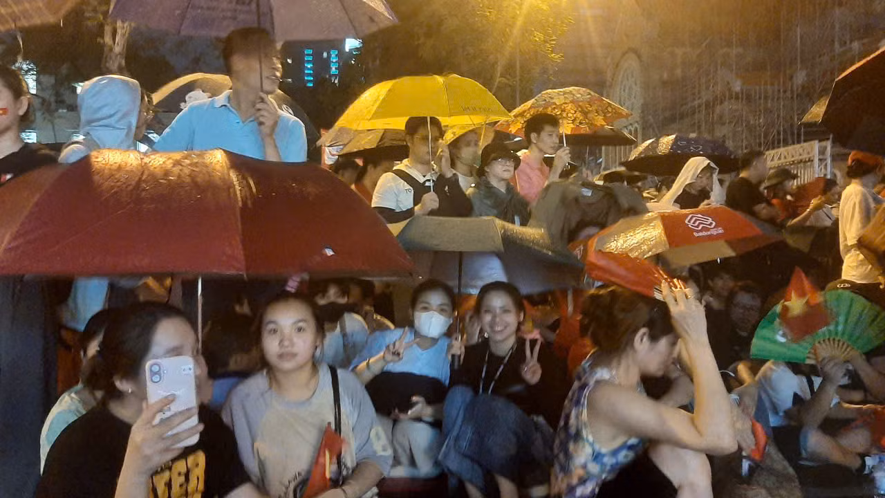 Người dân đội mưa đứng chờ xem diễu binh, diễu hành -0