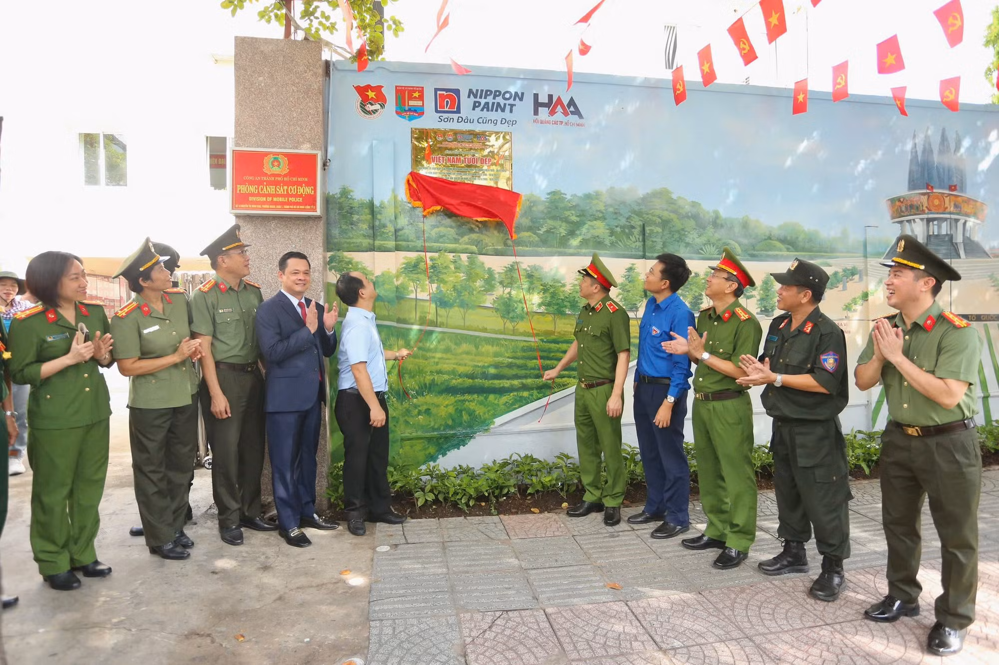 Công an TP Hồ Chí Minh khánh thành công trình bích họa “Việt Nam tươi đẹp” thứ 19 -0