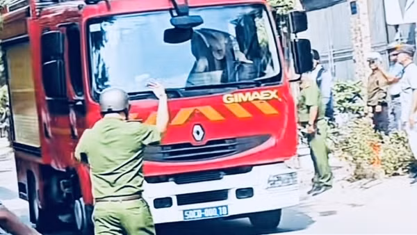 Cháy nhà 3 tầng, cụ ông 92 tuổi ngồi xe lăn bị ngạt khói