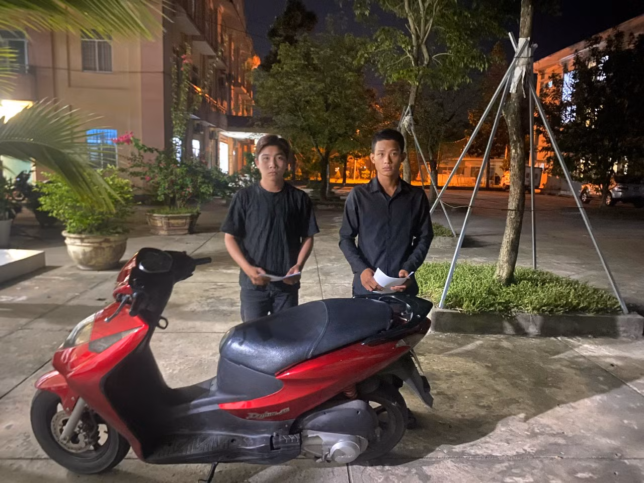 “Khóa tay” 2 tên cướp là nỗi ám ảnh của phụ nữ đi đường -0