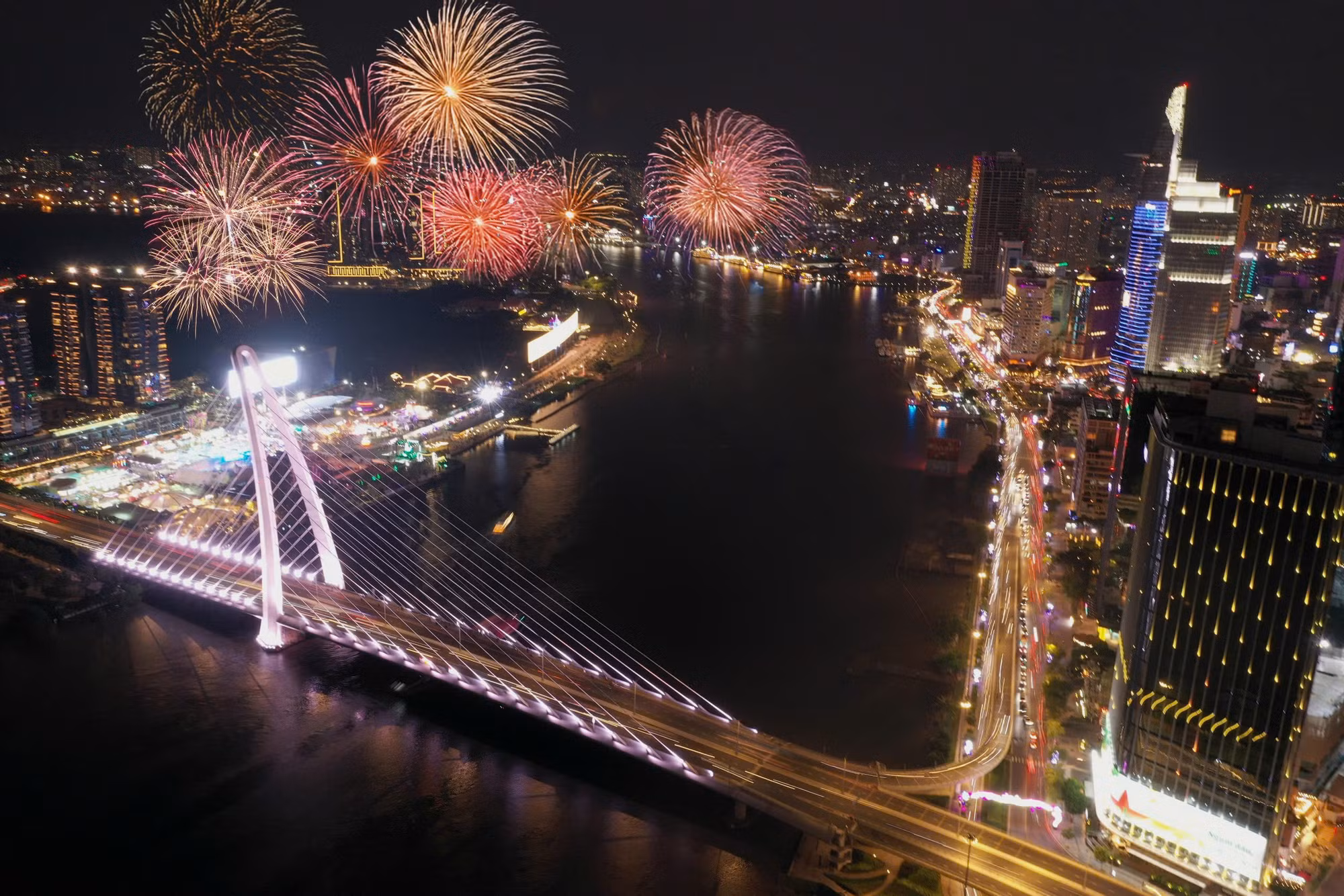 Hàng ngàn người dân chen chút xem pháo hoa -0